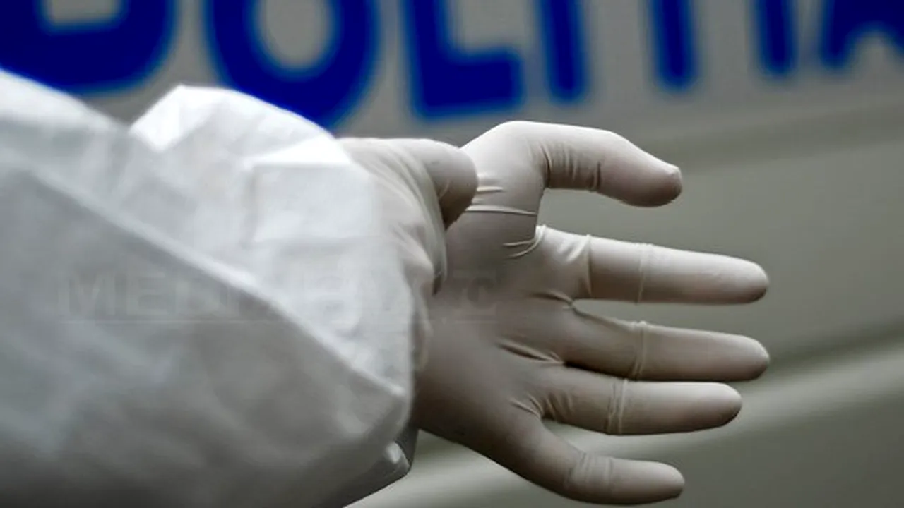 Maramureş: Anchetă ITM după ce un angajat a căzut de pe acoperişul unei hale metalice şi a murit