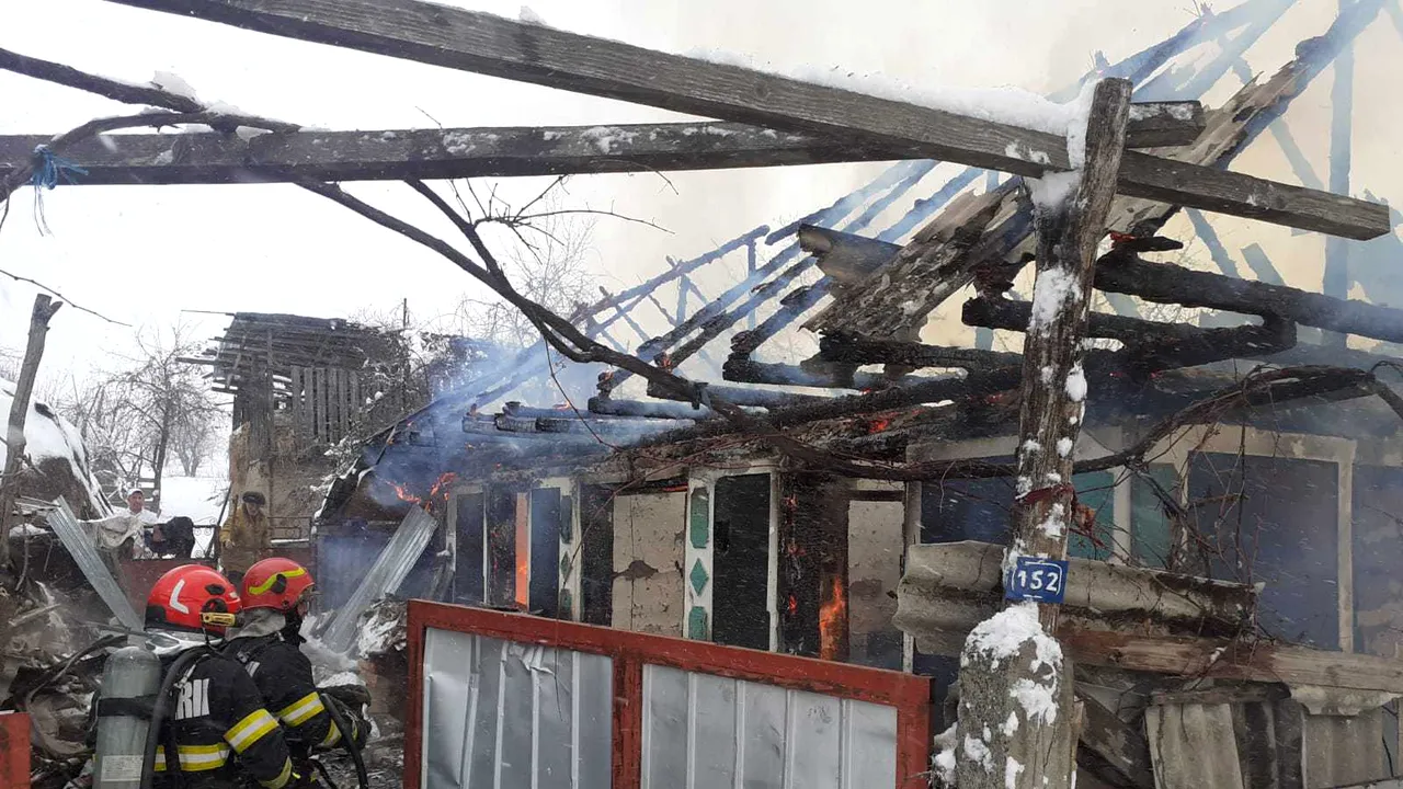 Bătrân de 93 de ani, mort în timpul unui incendiu provocat de jarul căzut din sobă