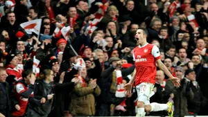 Van Persie: Unii fotbalişti englezi stau în cluburi până la ora 03.00 dimineaţa