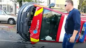 Accident grav în Piteşti: Ambulanţă SMURD răsturnată într-o intersecţie. Patru răniţi