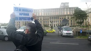 Câteva zeci de persoane au protestat din nou în Capitală faţă de votul în cazul Oprea