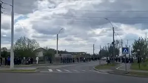 VIDEO Înmormântare cu mai mult de 100 de persoane în Baia Mare. Ce spun poliţiştii