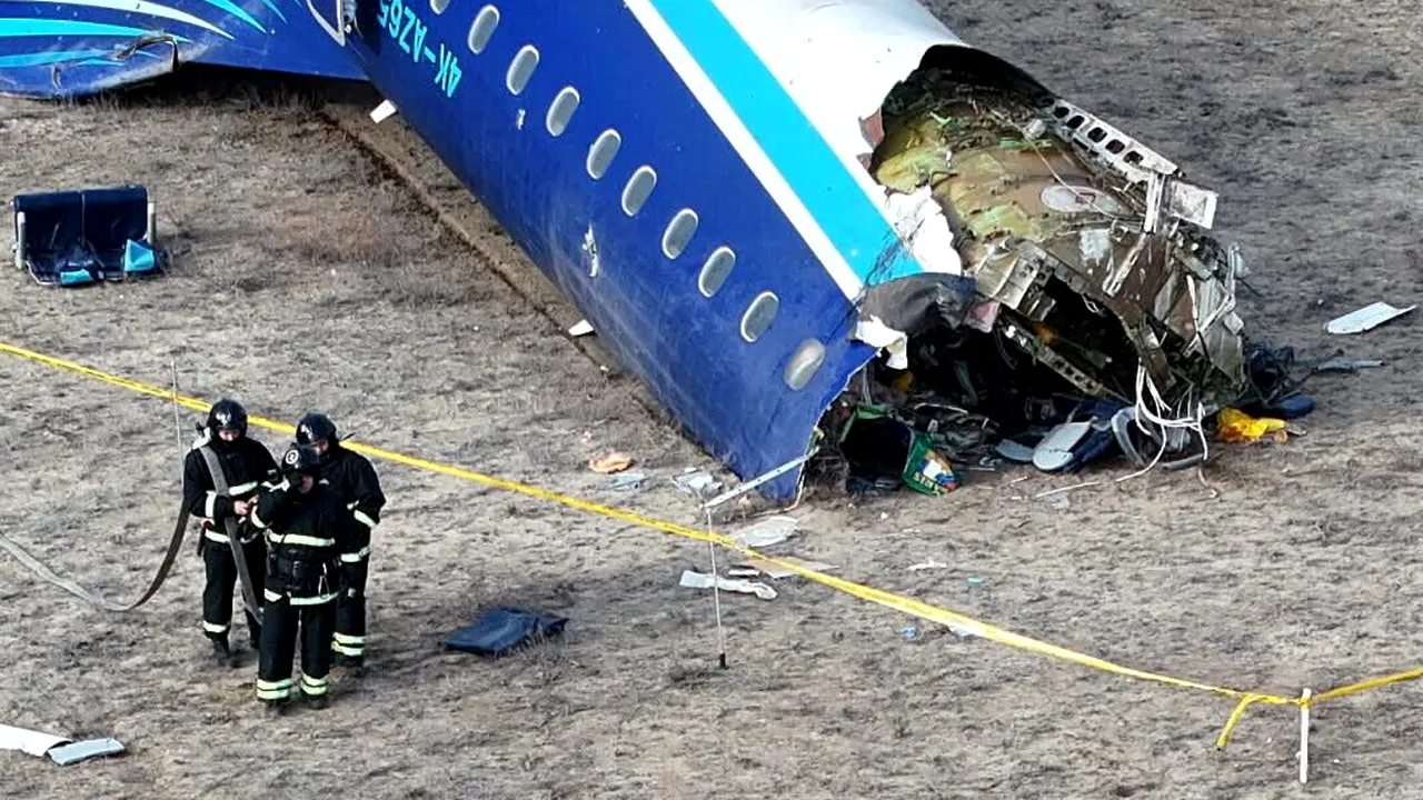 Avionul Azerbaijan Airlines prăbuşit în Kazahstan: Acuzaţii de doborâre cu rachetă rusească dar Kremlinul refuză să mai ofere informaţii