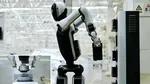 Primul robot din lume care poate funcționa singur 24 de ore din 24. Un video arată cum își schimbă singur bateriile