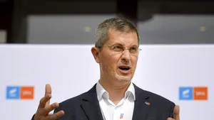 Barna spune că Guvernul este ”accidentat”: are un picior rupt şi o gleznă scrântită 