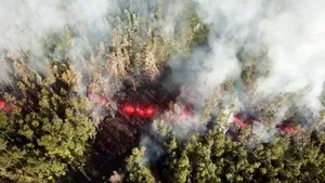 Cutremurele lovesc insula Hawaii după erupţia vulcanului Kilauea. Imagini spectaculoase cu FÂNTÂNI de lavă care au fisurat pământul