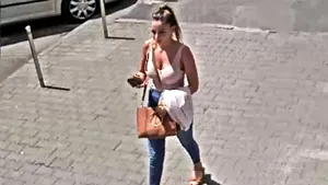 O tânără a găsit aproape 22.000 lei în fanta unui ATM şi i-a băgat în buzunar. Poliţia încă o caută