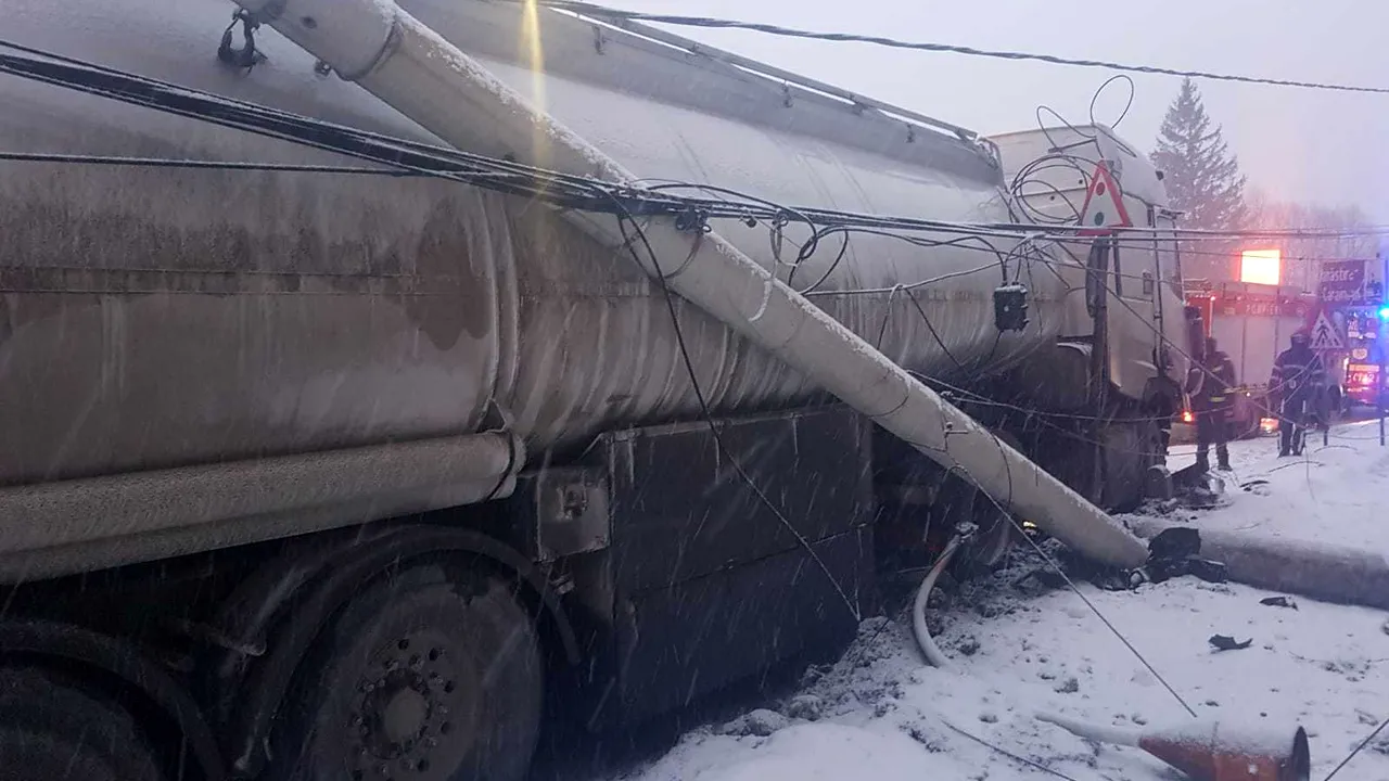  O cisternă cu 18 tone de motorină şi 17 tone de benzină a lovit un stâlp în Prahova