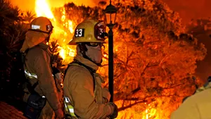California: Zeci de mii de persoane evacuate din cauza incendiilor - VIDEO