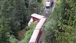 Un tren a deraiat în Elveţia din cauza unei alunecări de teren: Unsprezece persoane au fost rănite