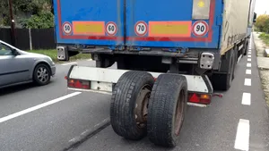 Argeş: Trafic restricţionat pe DN7, după ce roţile unui TIR s-au desprins şi au lovit două maşini - GALERIE FOTO