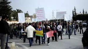 Protestele din Tunisia, vehiculate de mass-media, îi inspiră pe ceilalţi arabi