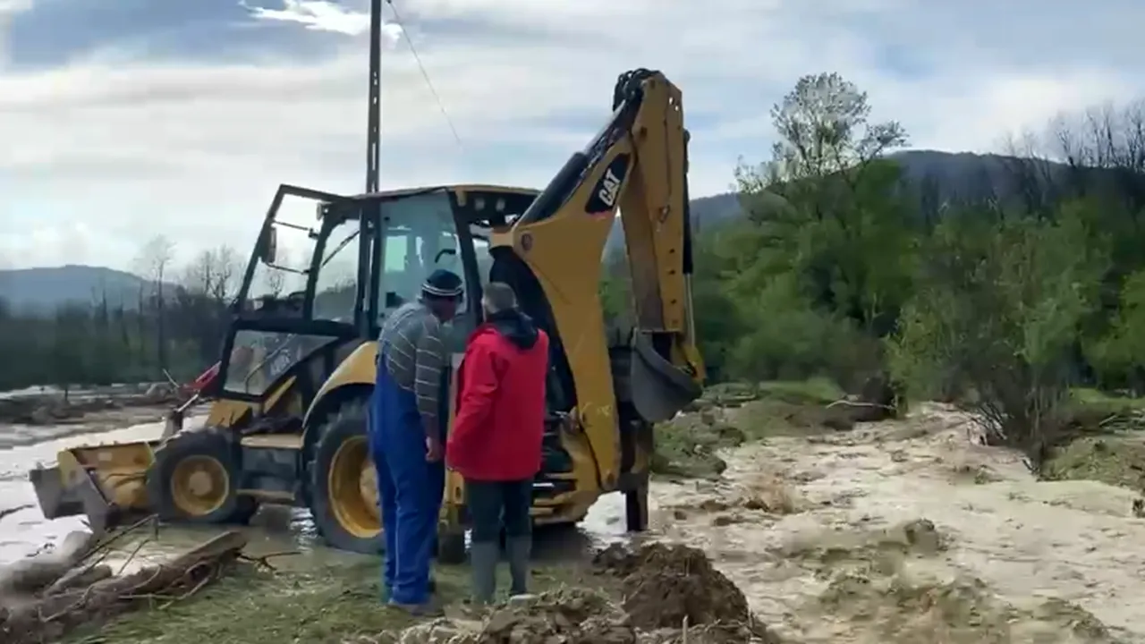Viiturile au inundat gospodării și un drum de legătură între două localități din județul Buzău