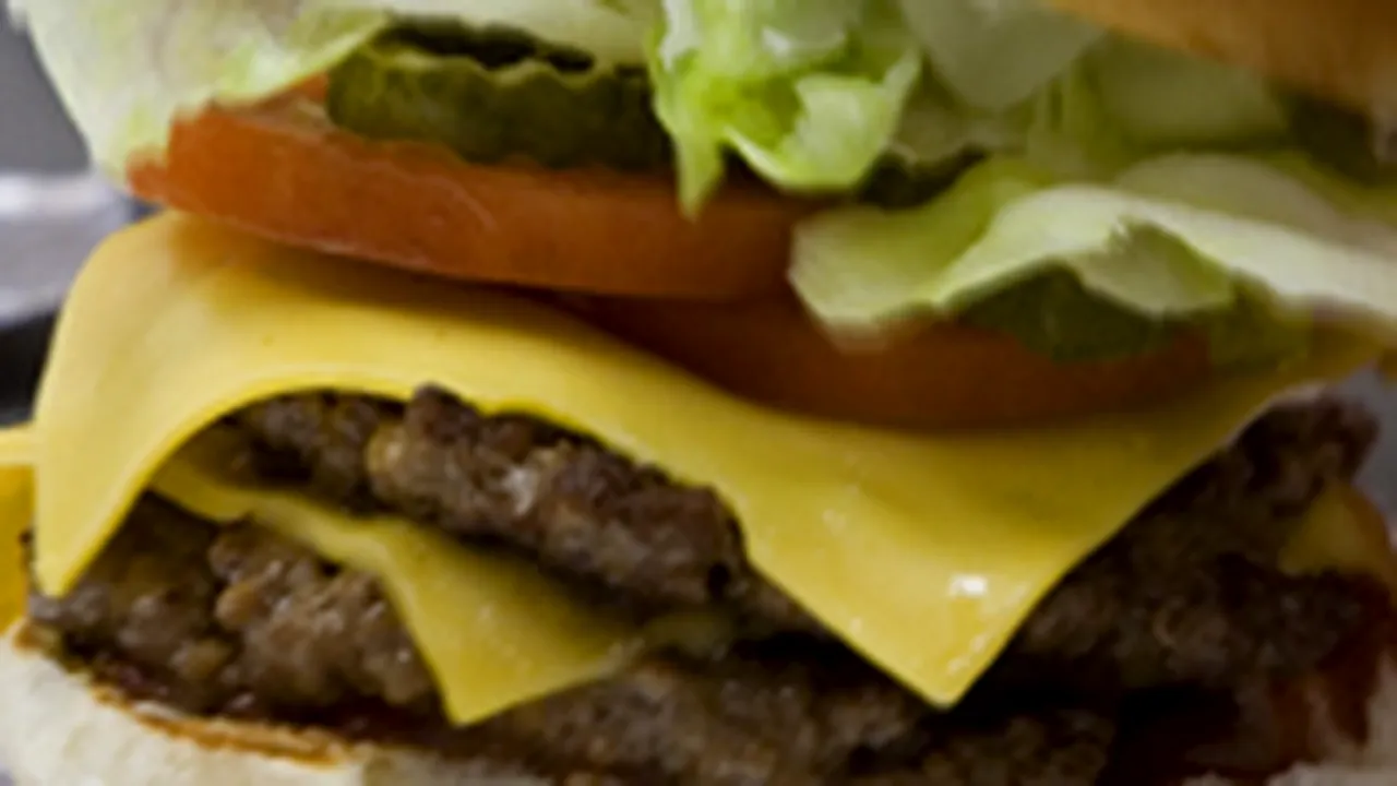 Hamburgerii contribuie semnificativ la încălzirea globală