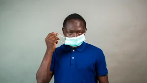 Studiu: Oamenii de culoare şi asiaticii sunt mai predispuşi să moară de COVID-19 în Anglia