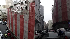 GALERIE FOTO | O schelă din Capitală s-a desprins parţial din cauza vântului. Bucăţi din structură au avariat maşini / Recomandarea ISU pentru pietoni