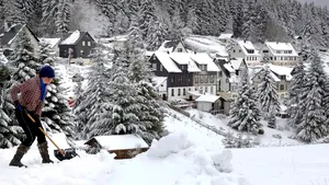 Staţiuni montane din Europa, îngropate sub zăpadă. Mii de turişti, izolaţi din cauza ninsorilor