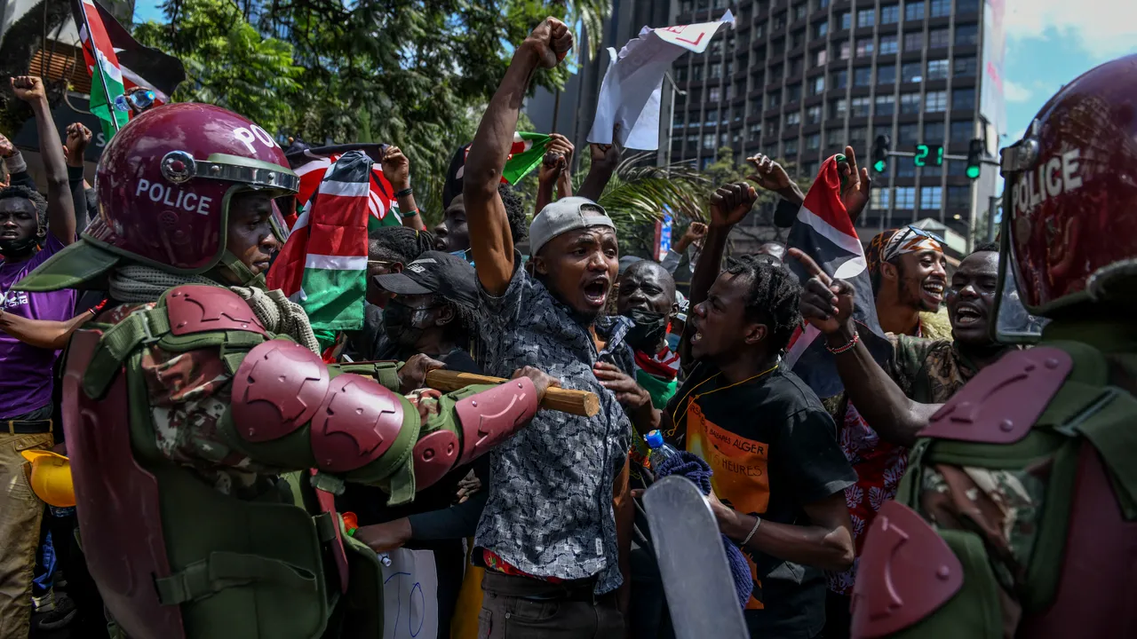 Efectul protestelor violente din Kenya. Preşedintele ţării a concediat aproape toţi miniştrii