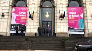 Oferte de muncă la Primăria Capitalei: 2000 de joburi, la târgul PMB. Peste 6.000 de bucureşteni şi-au depus CV-urile în prima zi/ Salariile pe care le vor primi viitorii angajaţi. 