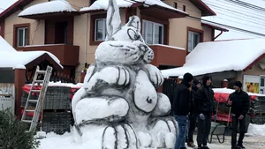 Iepuraş de zăpadă înalt de 2,5 metri, ridicat de mai mulţi adolescenţi din Prahova | FOTO, VIDEO