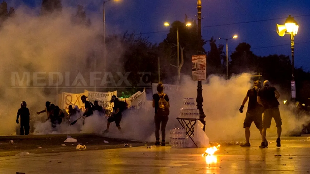 Poliţia greacă a arestat 14 cetăţeni străini în timpul protestelor violente de miercuri seara - VIDEO