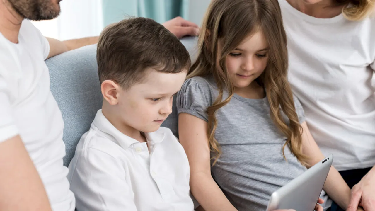 Majoritatea părinților recunoaște: Dă copiilor telefoanele și tabletele din lipsă de alternative mai bune