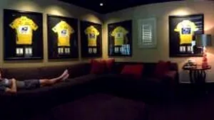 Gest controversat al lui Lance Armstrong: IMAGINEA în care sportivul e alături de cele 7 tricouri galbene din Turul Franţei