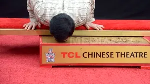 PREMIERĂ ÎN LUMEA VEDETELOR: Un actor şi-a depus pentru a doua oară amprentele în cimentul de la Hollywood - FOTO, VIDEO