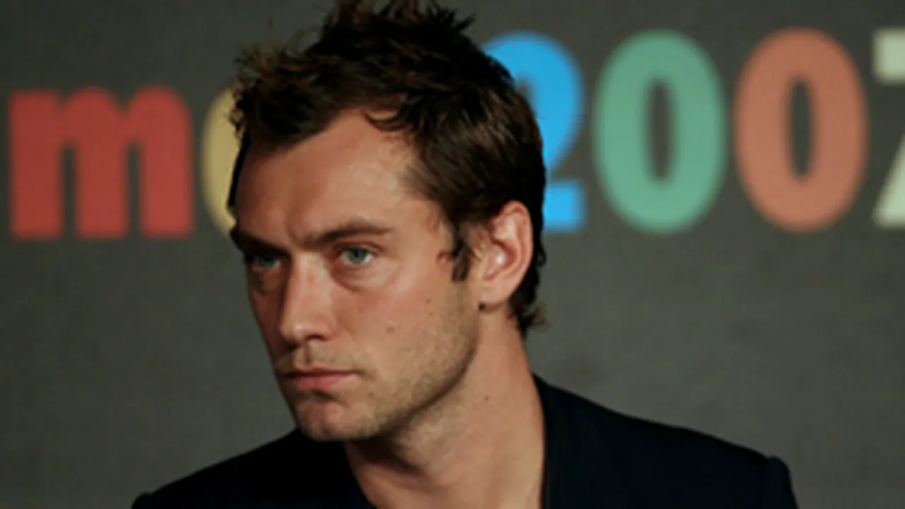 Jude Law se întâlneşte cu modelul britanic Lily Cole