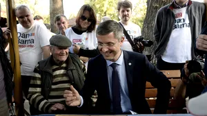 VIDEO | Dialog savuros între Dan Barna şi un bătrân: Cine nu vă votează duminică, nu mai joacă table şi şah