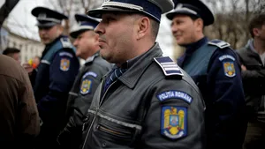 VIDEO Zeci de poliţişti au protestat în faţa Ministerului Muncii, nemulţumiţi de salarii/ Lider sindical: Olguţa Vasilescu a zis că-şi dă demisia dacă legea salarizării nu intră în vigoare