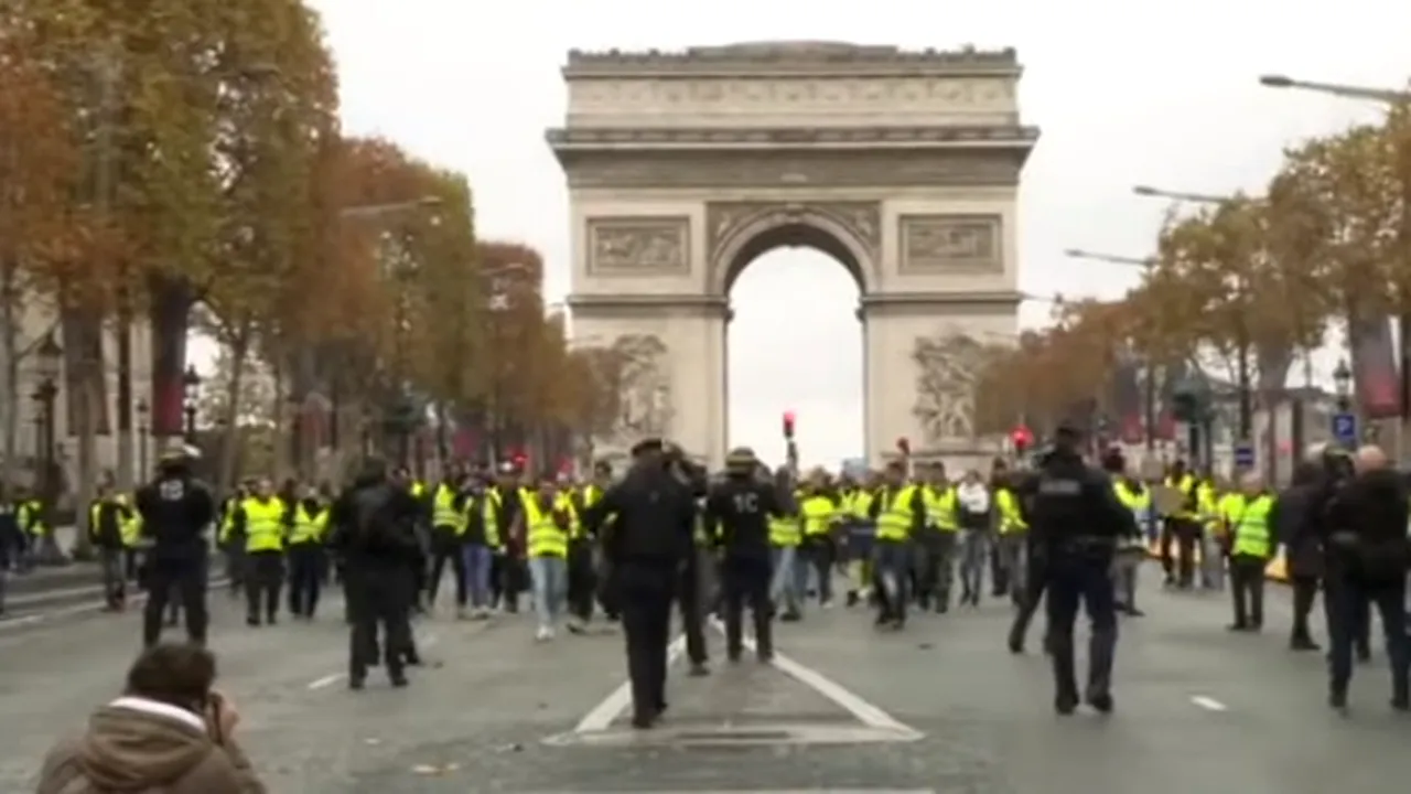 LUPTE DE STRADĂ la Paris: Poliţiştii au folosit gaze lacrimogene şi tunuri cu apă pentru a dispersa protestatarii ieşiţi în stradă din cauza scumpirii carburanţilor | FOTO, VIDEO 