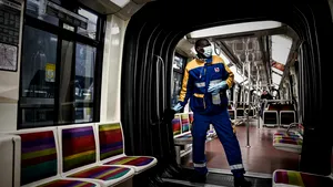 În izolare de două luni, parizienii ascultă sunetele de metrou pe Internet