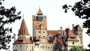 Turoperatorii străini, nemulţumiţi de reducerea programului la Bran