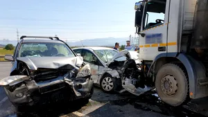 Patru răniţi după impactul dintre două autoturisme şi un TIR