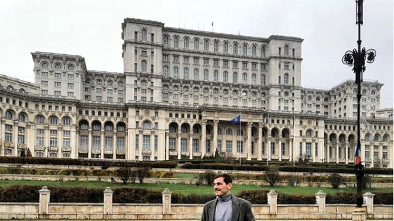 Iker Casillas, la Bucureşti. Celebrul portar s-a fotografiat în faţa Palatului Parlamentului