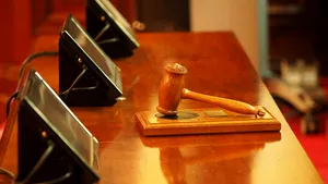 Hipnoterapeut judecat pentru violuri multiple. Procesul se desfășoară cu ușile închise