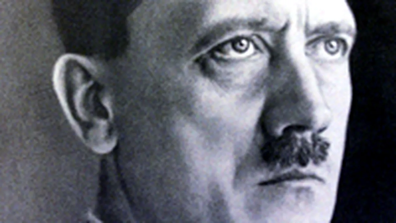 O fotografie uriaşă a lui Hitler, afişată în centrul Sofiei