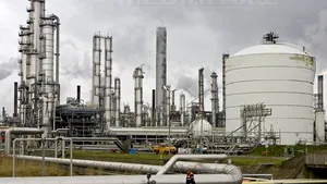 EXPLOZIE urmată de incendiu într-un complex petrochimic al companiei Shell