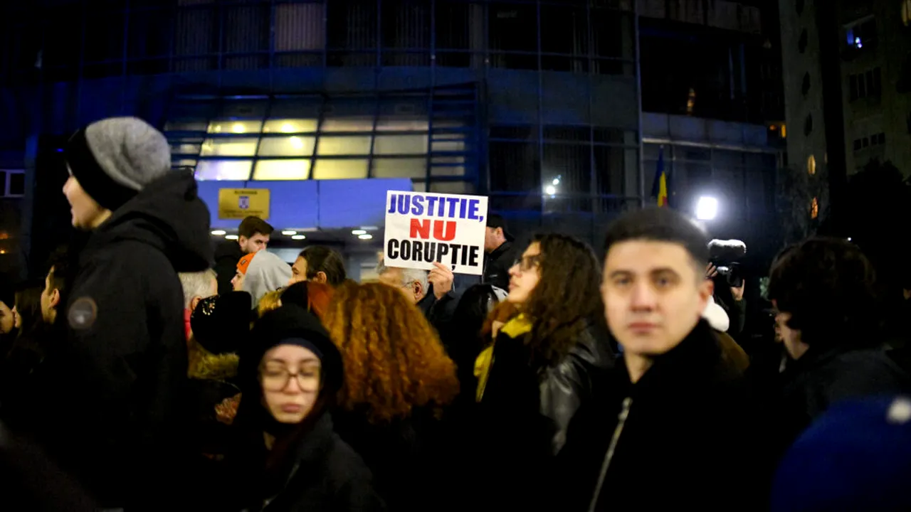 UPDATE: A patra zi de proteste în Piața Victoriei: „Justiție, nu corupție”