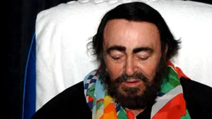 Pavarotti se simte mai bine, spune soţia sa