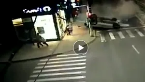 Accident auto demn de cascadoriile de la Hollywood, într-o intersecţie din România. VIDEO camere de supraveghere