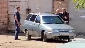 Un individ înarmat a luat ostatici pentru scurt timp doi agenţi de poliţie, în Ucraina