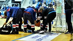 ACCIDENTARE gravă în handbalul feminin: Ana Maria Ţicu şi-a rupt mâna în meciul dintre SCM Craiova şi Minaur Baia Mare | FOTO