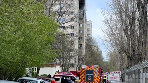Trei răniți și 50 de persoane evacuate dintr-un bloc din Capitală: arde cu flacără la etajul 7
