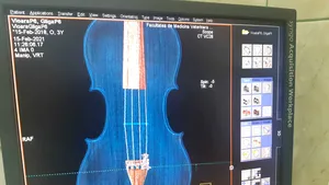 FOTO Cu vioara la tomograf: Proiect inedit la Cluj, cu viori vechi de până la 300 de ani. Care sunt obiectivele urmărite