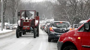 Trafic îngreunat de zăpadă în zona montană din judeţele Vâlcea şi Gorj