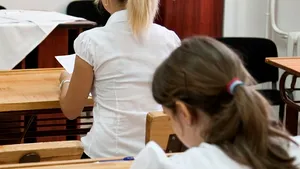 EVALUAREA NAŢIONALĂ: Elevii clasei a VIII-a susţin de luni simularea la Limba română, Matematică şi Limba maternă