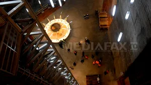 Turişti BLOCAŢI timp de două ore în Roata Mare din Salina Turda