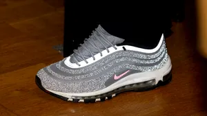 Specialist virusolog: Poartă o singură pereche de încălţări când ieşi afară şi dă-i jos la intrarea în casă. Cum trebuie curăţaţi pantofii